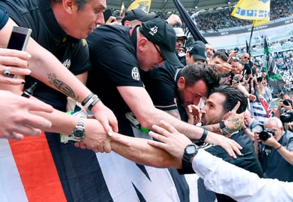 El excapitán de la selección italiana lloró cuando abrazó a la mayor cantidad posible de aficionados. (AP)
