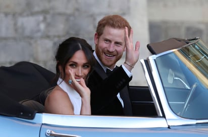 Celebración. El príncipe Enrique y su ahora esposa Meghan Markle, rumbo a la segunda recepción. 