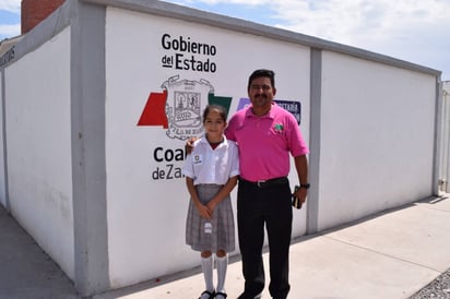 Esfuerzo. Respaldada por su maestro, Elda logró pasar a la etapa estatal de la olimpiada.