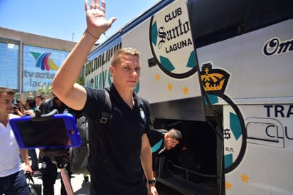 El argentino Julio Furch saluda a los cientos de aficionados que fueron a despedir al equipo al TSM. (Fotografías de Ernesto Ramírez)