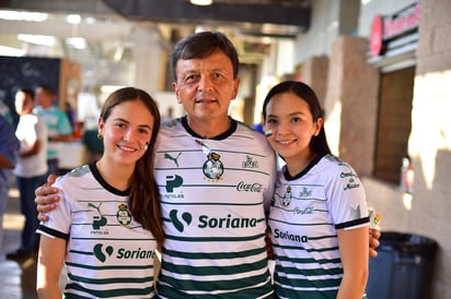 Ximena, Octavio y Daniela.