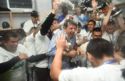 Siboldi recibió un merecido baño de cerveza de parte de sus jugadores en el vestidor. (Foto de Jesús Galindo)