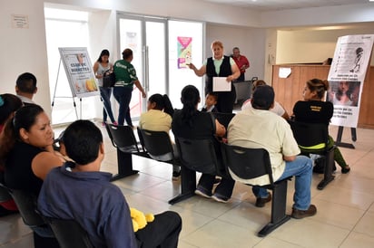 Pláticas. Personal de salud acude a la sala de espera para brindar información sobre diferentes problemáticas a los pacientes. (EL SIGLO DE TORREÓN)