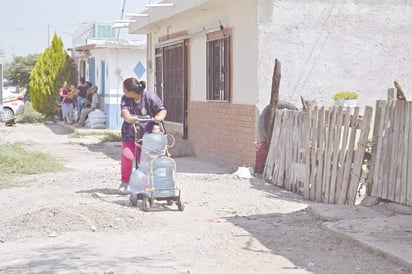 Agua. Llevan años en el ejido La Luz, batallando por un servicio básico primario. (EL SIGLO DE TORREÓN)