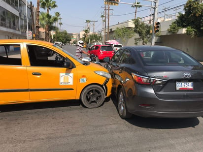 Momentos después acudió el personal de peritos de Tránsito para elaborar el croquis de accidente correspondiente. (EL SIGLO DE TORREÓN)