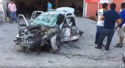 Lesionada.  La conductora fue rescatada del interior del vehículo que quedó destrozado y fue llevada a un hospital local. (EL SIGLO DE TORREÓN)