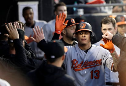 Los jugadores de Orioles de Baltimore felicitan a Manny Machado luego de conectar un jonrón en la cuarta entrada.