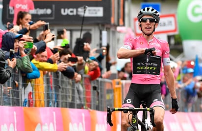 Simon Yates tiene una ventaja de dos minutos y once segundos sobre Tom Dumoulin. Yates parte como favorito en última semana del Giro