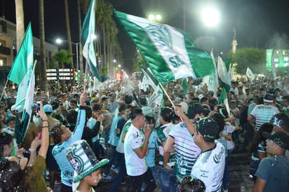 Festejos. El saldo por la celebración del campeonato fue de 22 detenidos en la ciudad y cuatro lesionados en la Plaza Mayor. (EL SIGLO DE TORREÓN) 