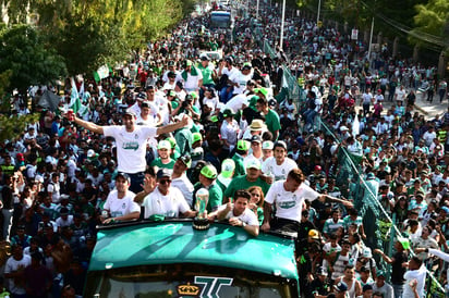 Alrededor de 500 mil personas de los tres municipios (Torreón, Gómez Palacio y Lerdo) salieron a las calles ayer para acompañar al Santos Laguna en el desfile de campeón, tras la conquista del equipo en el Clausura 2018 de la Liga MX. (Fotos: Ernesto Ramírez, Fernando Compeán y Erick Sotomayor)
