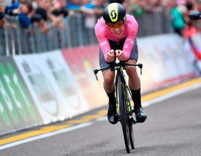 Simon Yates llegó a un minuto 37 segundos de Rohan Dennis, pero sigue liderando la clasificación. (AP)