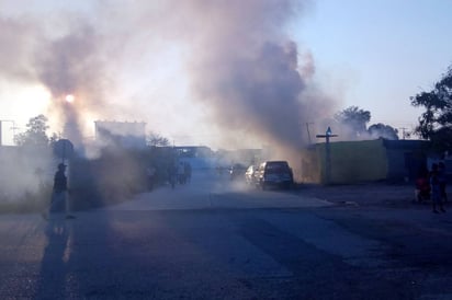 Daños. El incendio inició en una de las recámaras, pero los moradores de la vivienda alcanzaron a ponerse a salvo.