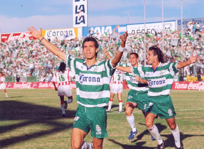 Borgetti celebra el 4-2 que le dio el primer campeonato a los de la Comarca en la cancha del Estadio Corona. (Especial)