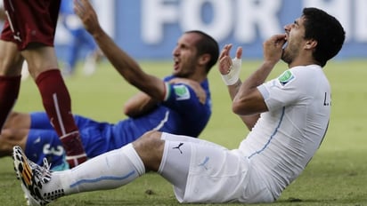 Luis Suárez mordió a Giorgio Chiellini en el Mundial de Brasil. (Archivo)