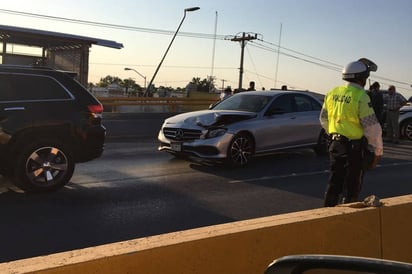 Caos vial. Las unidades involucradas terminaron en medio de la vialidad, obstruyendo el paso de los vehículos. (EL SIGLO DE TORREÓN) 