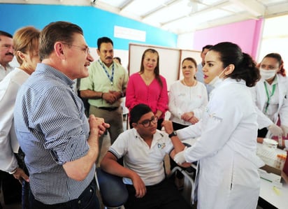 Visita. Autoridades visitan escuela primaria de Tamazula. (CORTESÍA)