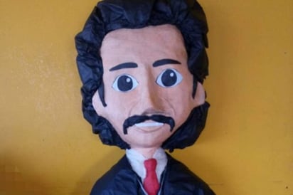 .La piñata de LuisRey ha causado furor enlas redes sociales. (ESPECIAL)