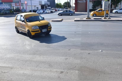 Se desvaneció. En el bulevar Independencia las líneas de paso peatonales ya no se observan. (FERNANDO COMPEÁN)