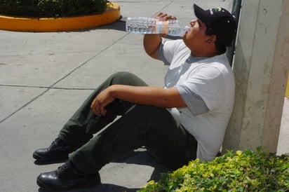 Peligro. Mantenerse en un ambiente arriba de los 37 grados y sin una hidratación adecuada, puede ocasionar daños a la salud. (EL SIGLO DE TORREÓN)