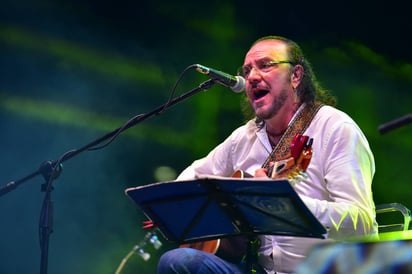 Inauguración. Acompañado de cuatro músicos Fernando Delgadillo ofreció un concierto anoche en la Plaza Mayor. (ERNESTO RAMÍREZ)