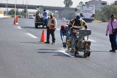 Labores. Inició el trazo de carriles de circulación en el bulevar Ejército Mexicano. (EL SIGLO DE TORREÓN)