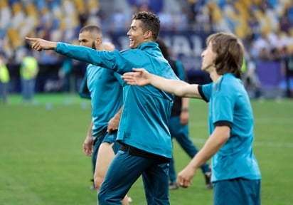 El astro portugués dio un balonazo sin intención a un camarógrafo en el Estadio Olímpico de Kiev cuando practicaba tiros a la portería. (AP)