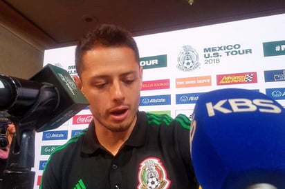 'Nadie es titular. Hubo jugadores que fueron campeones del mundo en Alemania 2006 y no jugaron tanto, pero es un trabajo en equipo. A veces te tocará y otras no', sentencia el 'Chicharito'. (EL UNIVERSAL)