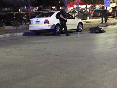 El cuerpo quedó sobre la avenida Juárez. (EL SIGLO DE TORREÓN) 