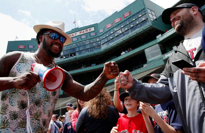 Hanley Ramírez de los Medias Rojas de Boston saluda a fanáticos previo a un juego ante los Orioles de Baltimore. Hanley Ramírez, en asignación