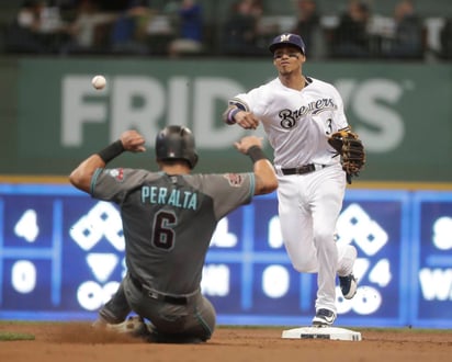 David Peralta, de los Diamondbacks de Arizona, es puesto out en segunda base por Orlando Arcia, de los Cerveceros de Milwaukee. 