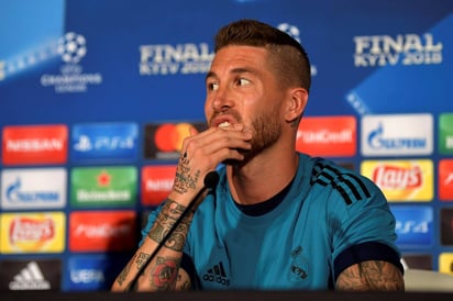 El defensa español y capitán del Real Madrid Sergio Ramos mientras ofrece una rueda de prensa en Kiev, Ucrania. (EFE)