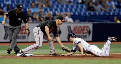 Danny Valencia, de los Orioles, pone out a Joey Wendle. (AP)