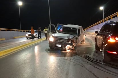 Daños. Además de los daños del vehículo, el responsable del accidente deberá cubrir el costo de la luminaria. (EL SIGLO DE TORREÓN)