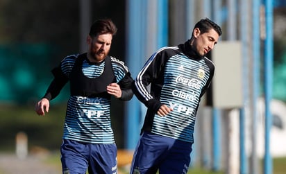 Por último, los jugadores trabajaron en dos grupos, donde realizaron un ensayo de fútbol ante un grupo de juveniles que colabora en la preparación del conjunto mundialista. (ARCHIVO)