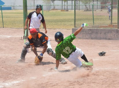 Excelentes jugadas se plasmaron sobre el diamante de la UDT. Explotan los bateadores en la Industrial