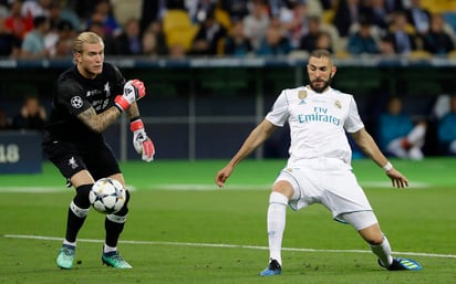 Karim Benzema aprovechó la primera pifia del portero Loris Karius para anotar el primer gol. (EFE)