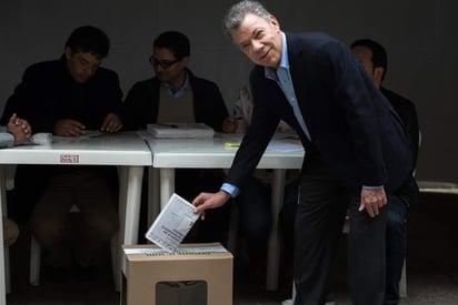 El presidente Santos dijo que, a diferencia de elecciones de otros años, 'no hay ninguna novedad' que afecte el proceso y destacó que 'las votaciones han sido bastante voluminosas en lo que ha transcurrido'. (EFE) 