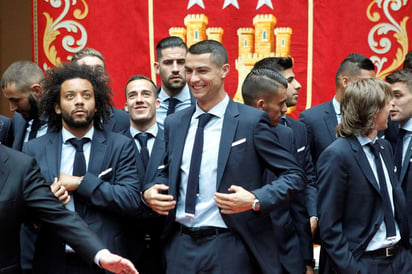 Miles de personas presentes en la Puerta del Sol pidieron a Cristiano que dijera unas palabras.