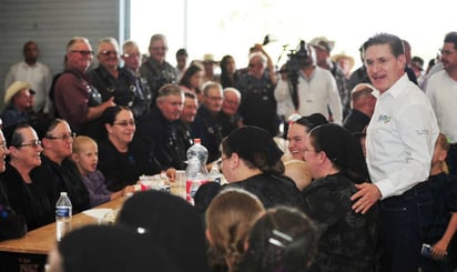 Visita. El gobernador del Estado, José Rosas Aispuro Torres visitó el municipio de Nuevo Ideal y sostuvo un encuentro con la comunidad menonita. (CORTESÍA)