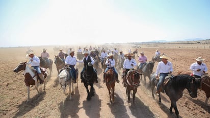 'El Bronco' realizó ayer una cabalgata en Durango. (NOTIMEX) 