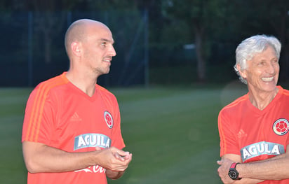 En su página oficial, la entidad publicó una fotografía de Cambiasso en Milanello al lado del técnico José Pekerman. (Cortesía)