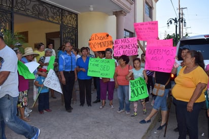 Dijeron que era desesperante no contar con el líquido con las altas temperaturas que se registran en el municipio. (EL SIGLO DE TORREÓN)