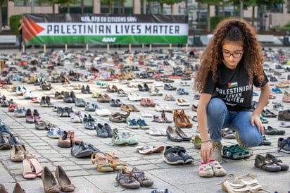 Símbolo. Los calzados, donados por europeos, simbolizan a los palestinos o israelíes muertos en los últimos 10 años. (AP)