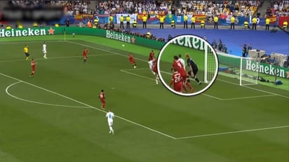 Las repeticiones de televisión también mostraron a Ramos cuando era empujado hacia Karius por el defensor de Liverpool, Virgil van Dijk. (Especial)