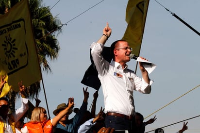 Durante un mitin realizado en la Plaza Municipal, dio a conocer que durante su gobierno, en caso de ganar los comicios, cambiará la actual estrategia de seguridad; 'van a ver lo que es tener un presidente comprometido con la seguridad', resaltó. (NOTIMEX)