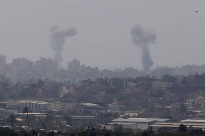 Reacción. El Ejército israelí llevó a cabo bombardeos sobre objetivos militares de la Yihad Islámica en la zona central de la Franja de Gaza, tras los ataques a Israel con 28 proyectiles de mortero. (AP)