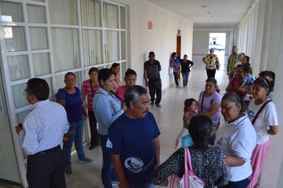 Manifestación. Fueron aproximadamente de 50 personas las que acudieron a las instalaciones del Palacio de Justicia. (ROBERTO ITURRIAGA)