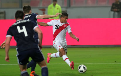 El peruano Edison Flores (d) controla el balón, durante un partido amistoso entre Perú y Escocia, en el Estadio Nacional de Lima. Perú hace soñar a sus seguidores