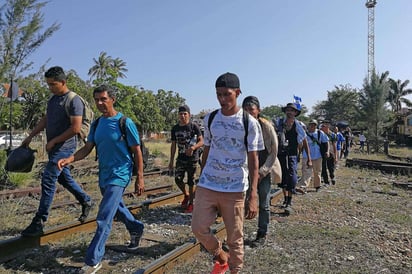 Peligro. Migrantes sufren deshidrataciones en sus recorridos.