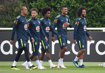 Marcelo (d) y Casemiro, jugadores del Real Madrid, reportaron ayer con la selección brasileña. (EFE)